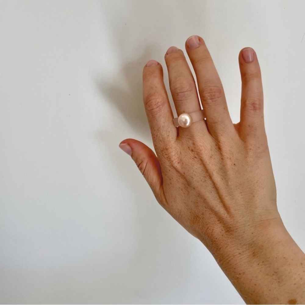 💖 NEW Pink Pearl Ring on Acrylic Band,‎ Sz 6.75